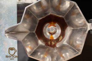 نمای بالای یک موکاپات برای عصاره گیری اسپرسو برای تهیه لاته آیریش کرم